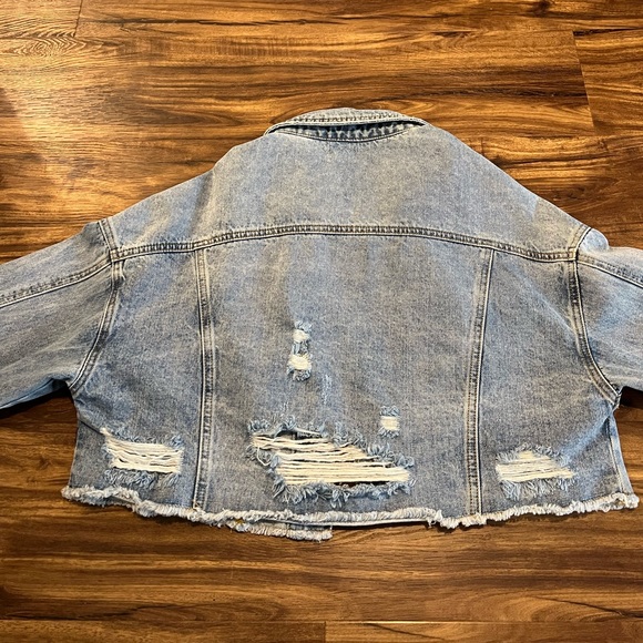 Revolve Oversized Distressed Cropped Denim Jacket NEVER WORN - Picture 2 of 9
